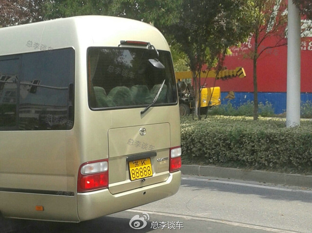 看車牌這車值百萬 近看幾萬?揚州霸氣路虎