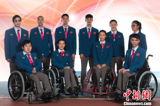 裏約殘奧會中國體育代表團出場服及領獎服23日在北京中國殘疾人體育運動管理中心正式發佈。