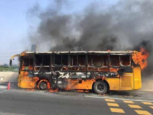 廣州一校車起火燒成空殼 載46名小學生