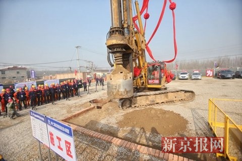 上午11:16，北京新機場高速公路(南五環-北京新機場)工程第4標段樁基開鑽。