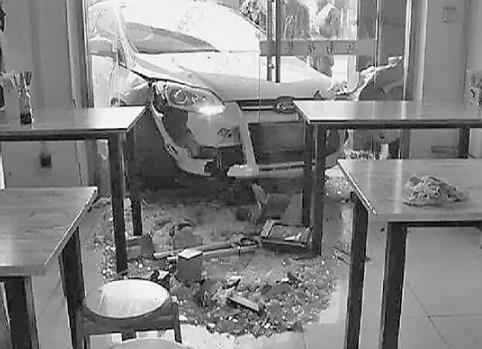 女司機撞進早餐店 戰鬥力驚人堪比恐怖襲擊太嚇人了