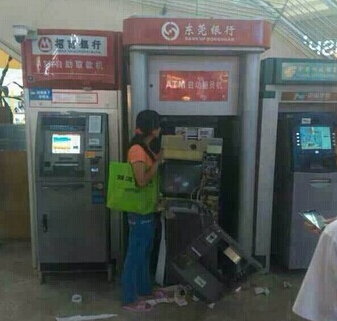 女子手撕ATM機