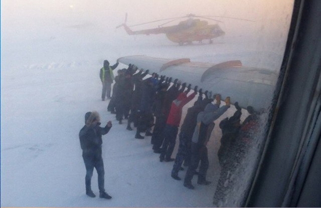 俄客機起落架結冰　全機乘客零下52度推飛機
