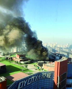 一餐廳後廚油鍋起火 北京朝陽大悅城黑煙滾滾