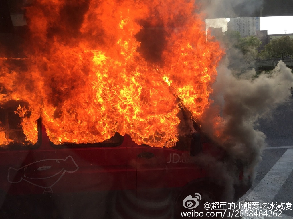 上海：京東貨車著火 伴有爆炸聲