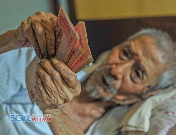 百歲老人趣事：103歲銀行退休工每天數錢找感覺