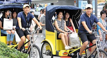 韓企邀5名中國“網紅”坐人力車逛首爾吸引遊客