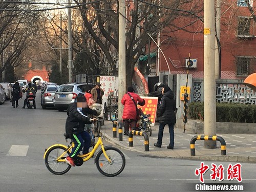 兒童騎車上路的現象越來越普遍。湯琪 攝