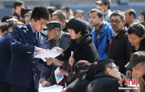 資料圖：3月15日，南京市民向工作人員進行諮詢投訴。中新社發 泱波 攝