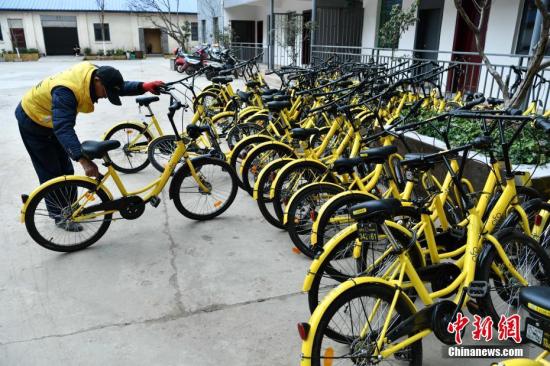 圖為工作人員準備修理共用單車。<a target='_blank' href='http://www.chinanews.com/' _fcksavedurl='http://www.chinanews.com/'></p></table><p  align=