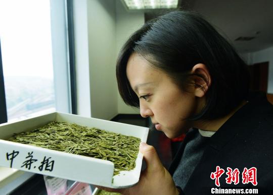 西湖龍井春茶拍賣僅1.6萬每公斤曾貴過黃金