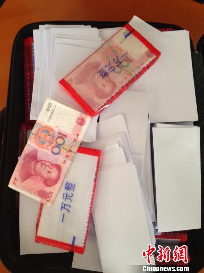 圖為李某某購買的“假幣”　張珺　攝