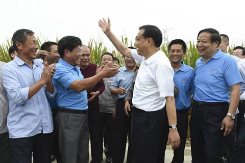 李克強24日在河南長葛考察高標準農田。圖片來自中國政府網