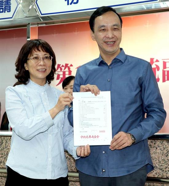 國民黨候選人朱立倫及副手王如玄25日前往中選會登記，正式成為2016台灣地區正副領導人參選人。