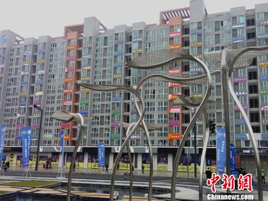 菁蓉鎮各類五顏六色的“雙創”企業的招牌讓人眼花繚亂。　王哲 攝