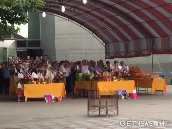 中元節郭臺銘率主管祭祀 燒綠色百元美鈔紙錢（圖）