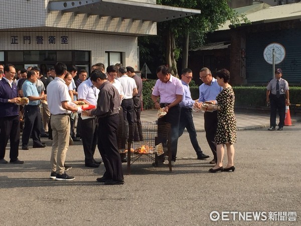 中元節郭臺銘率主管祭祀 燒綠色百元美鈔紙錢（圖）