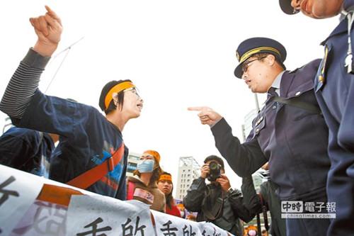 臺灣近五百高速路收費員抗議當局要求還工作權