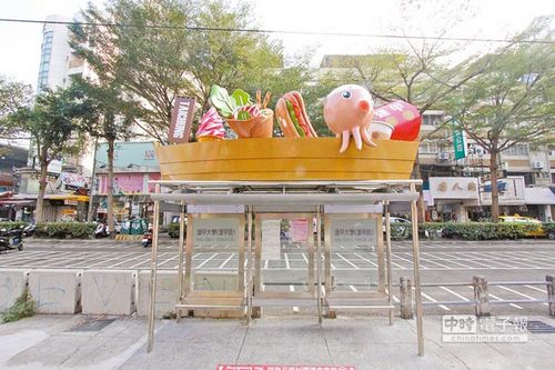 臺灣超萌候車廳吸睛“大腸包小腸”吸引遊客拍照