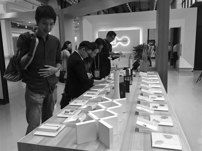 兩岸嘉賓在杭州創意設計中心微立方展廳參觀文創作品