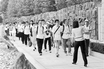 兩岸大學生祭拜南京大屠殺遇難同胞