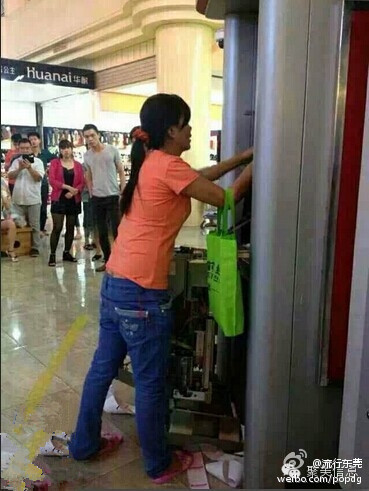 什麼是真漢子！東莞女子當街徒手怒拆ATM機（圖文）