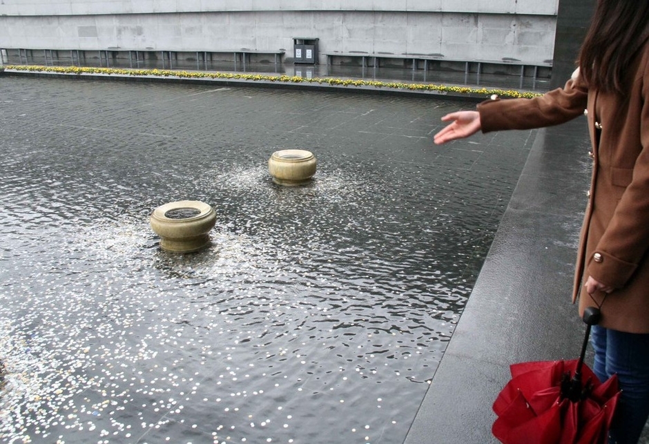 南京大屠殺紀念館被丟硬幣地鐵票 瞬間變身許願池