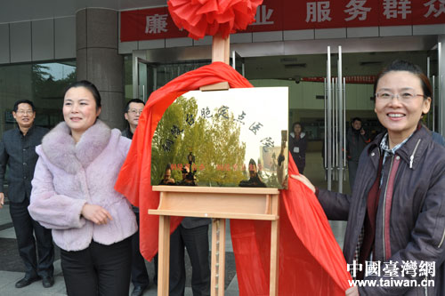 市委常委王煒(右一)為銅陵臺胞定點醫院揭牌