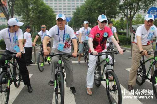 馮小剛等文體名人參與“生態文明公益騎行活動”。