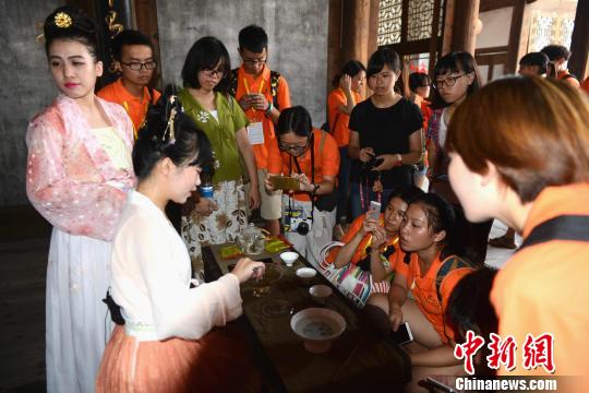 閩臺學子共制“青春同心燈”冀兩岸和平發展