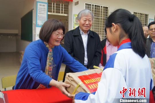 兩岸藝術家為海南保亭黎族小學贈書