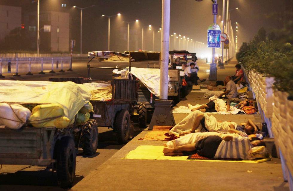 河南洛陽：瓜農進城賣瓜夜宿橋頭