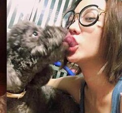 黃子佼女友與愛犬舌吻 被批不衛生太噁心