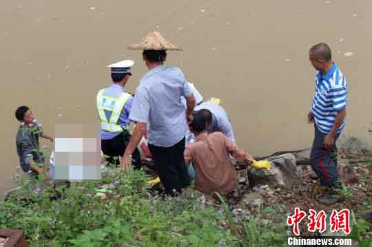 一個臺灣旅行團日前在福建漳州車禍墜江，造成6死17傷1失蹤悲劇