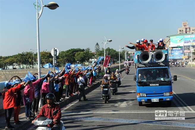 胡志強掃街拜票沿路很多民眾揮舞旗幟，熱情支援