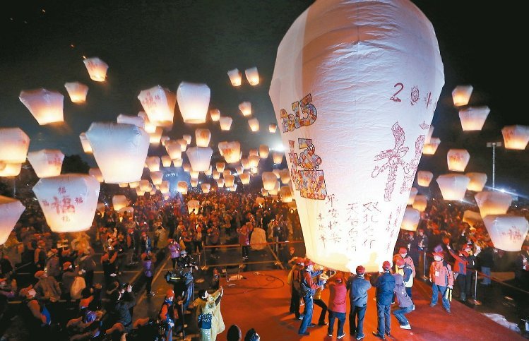 5日晚，大小天燈齊放升空，照亮平溪夜空