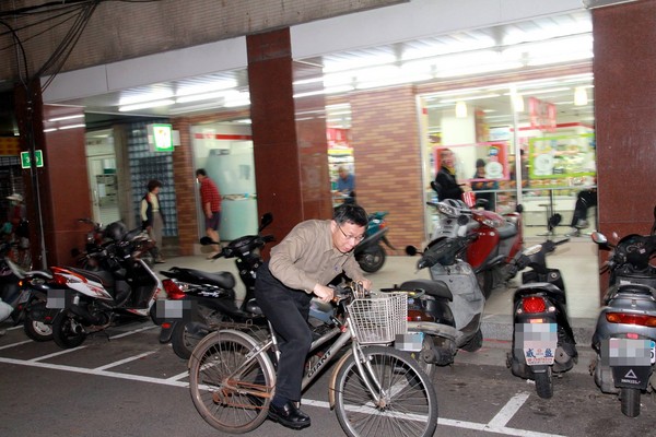 柯文哲PO騎自行車照帥照 網友神回：鏈條生銹該上油了