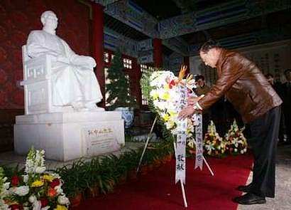 江丙坤一行拜謁香山碧雲寺孫中山先生衣冠冢