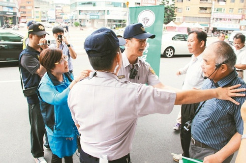 “獨派”要求桃園撤蔣介石銅像與議員口角（圖）