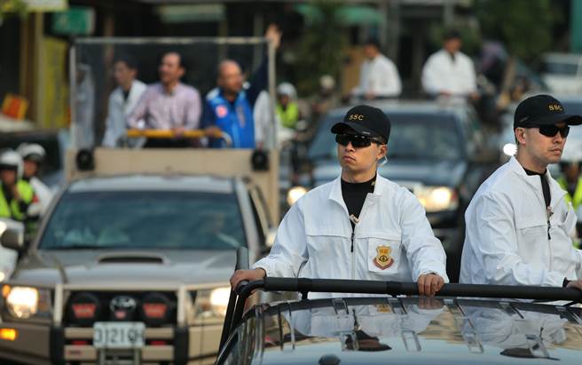 朱立倫車隊昨起掃街拜票 群眾自發揮旗力挺