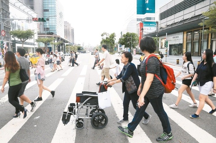 各縣市一面倒反對 柯文哲颱風假補班課提議一日夭折