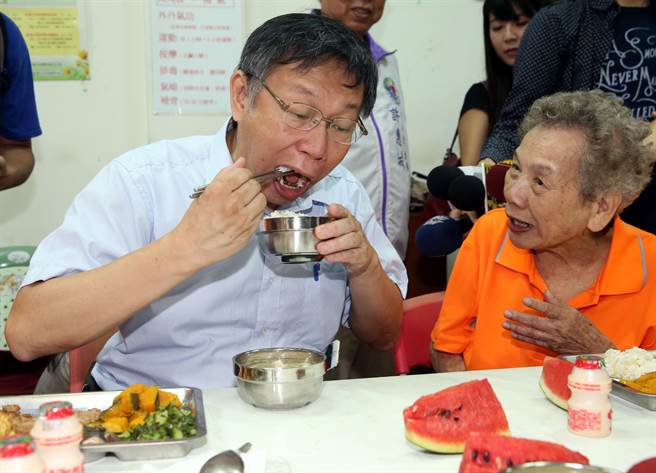 柯文哲在萬華小德蘭堂與長輩一同享用午餐