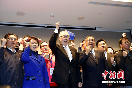 資料圖：1月9日，臺灣當局前副領導人、中國國民黨前副主席吳敦義（中）在臺北召開記者會，宣佈參選中國國民黨主席。<a target='_blank' href='http://www.chinanews.com/'><p  align=