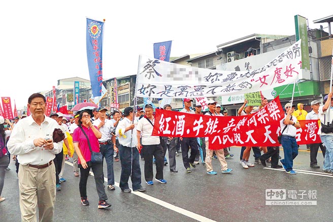 軍公教狂吼收費員怒批 蔡英文出個門滿街都是抗議