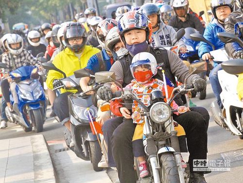 3千輛摩托車集結臺灣大道機車族高呼“反禁摩”