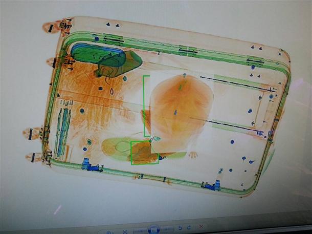 桃機調閱當時行李X光檢查畫面，發現行李有不明物