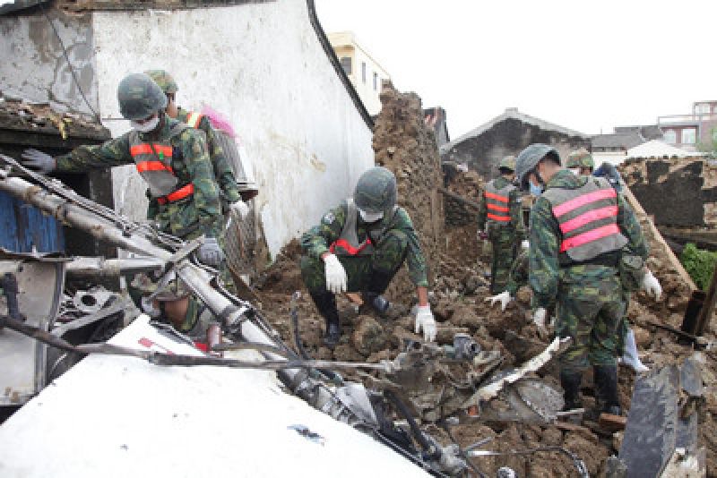 臺軍在滿目瘡痍的現場仔細搜尋