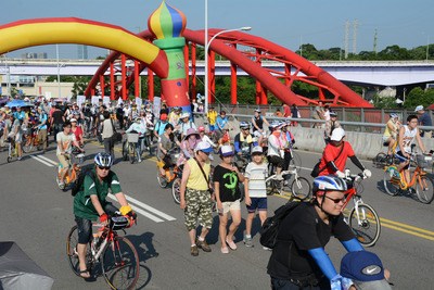 圖：新北無車日登場民眾騎單車上街