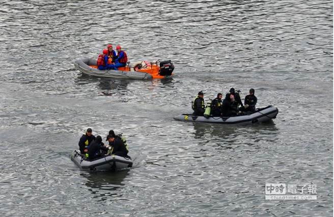 警消擴大搜索，上午已尋獲4遺體。（圖片來源：臺灣《中時電子報》）