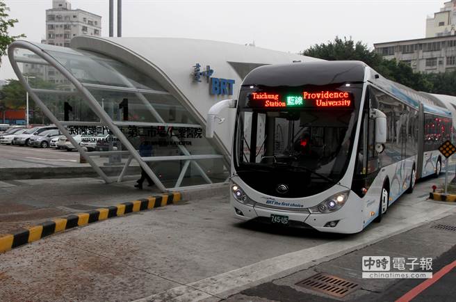 原來的BRT站體將改為公交車專用道候車亭，“BRT”字樣也要拆除。 （黃國峰攝）